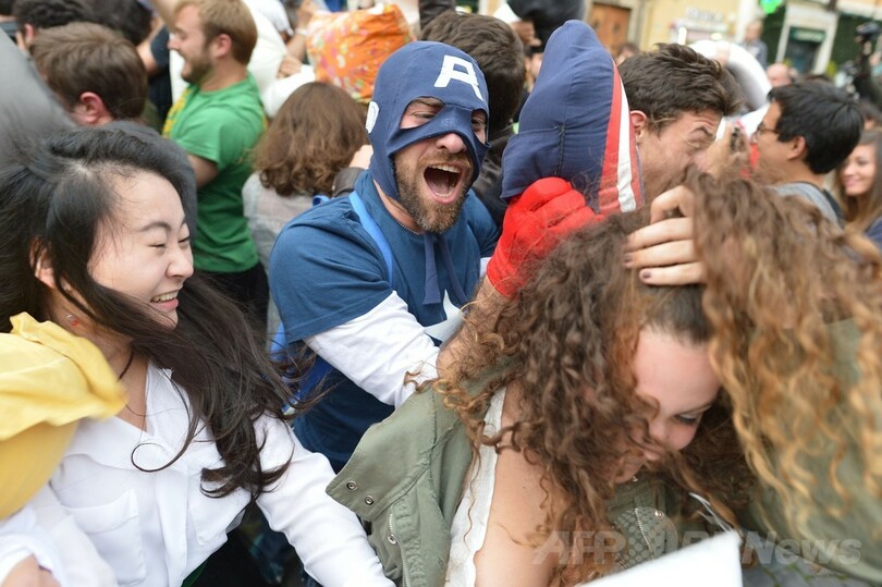 スパイダーマンも参戦？ローマで「枕叩き」イベント開催