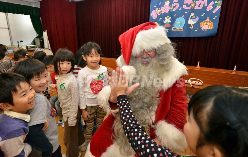 フィンランドから来たサンタさん、都内の保育園を訪問