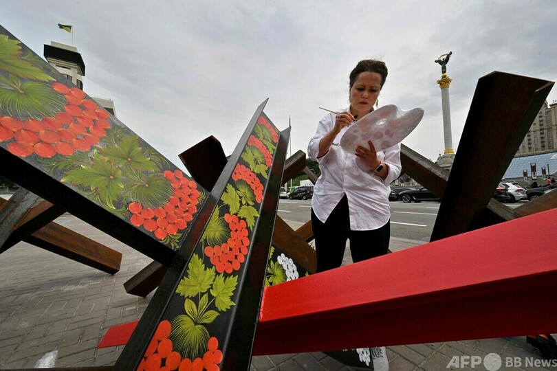 対戦車バリケードにウクライナ伝統の装飾 アートで軍支援