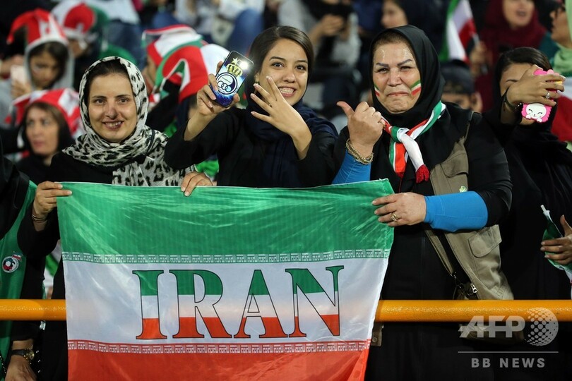イラン女性が40年ぶりサッカー生観戦、14発の圧勝劇を楽しむ