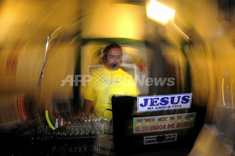 DJ神父、リゾートビーチで伝道ライブ イタリア