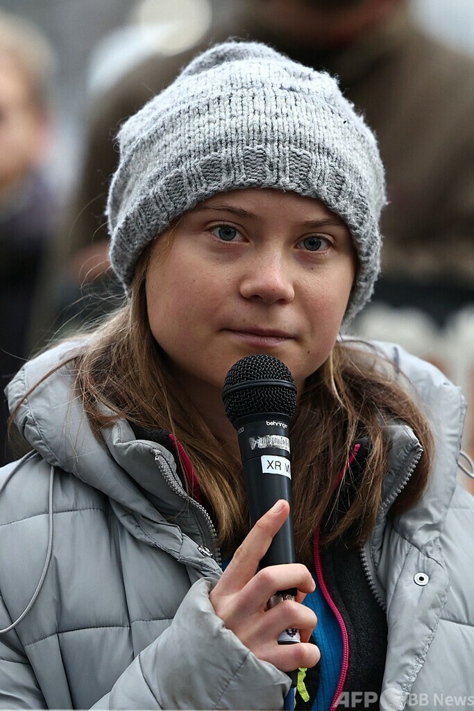 グレタさん、また警察に拘束 英でエネルギー会議に抗議中