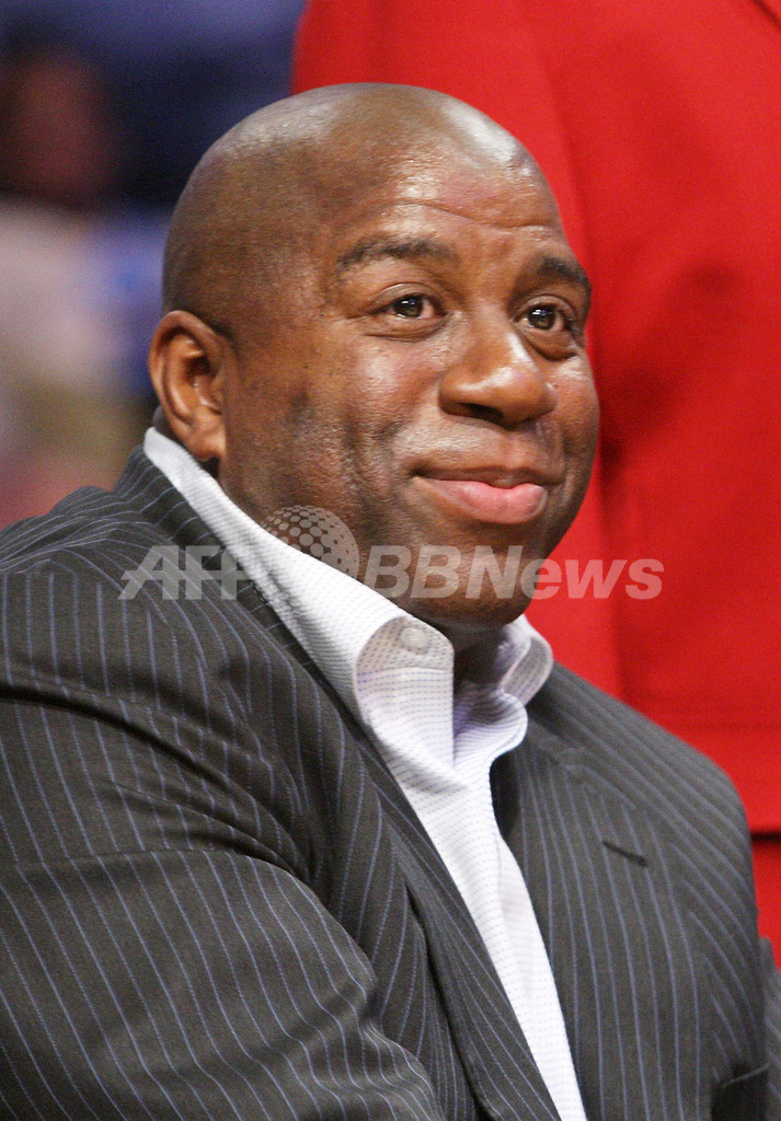 ニッキー・ヒルトンら著名人がNBAの試合を観戦