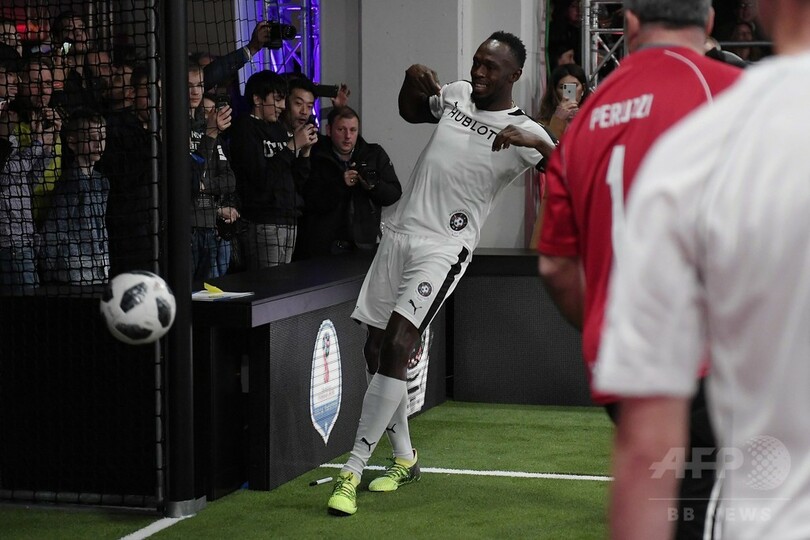 ボルト氏がサッカー試合に登場、マラドーナ氏ら元代表選手と対戦