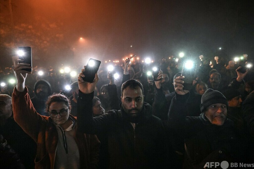 【今日の1枚】大地震から1年、スマホのライトともして悼む トルコ