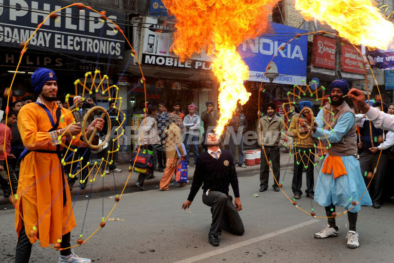 インドの火吹き男、シーク教教祖の生誕祭