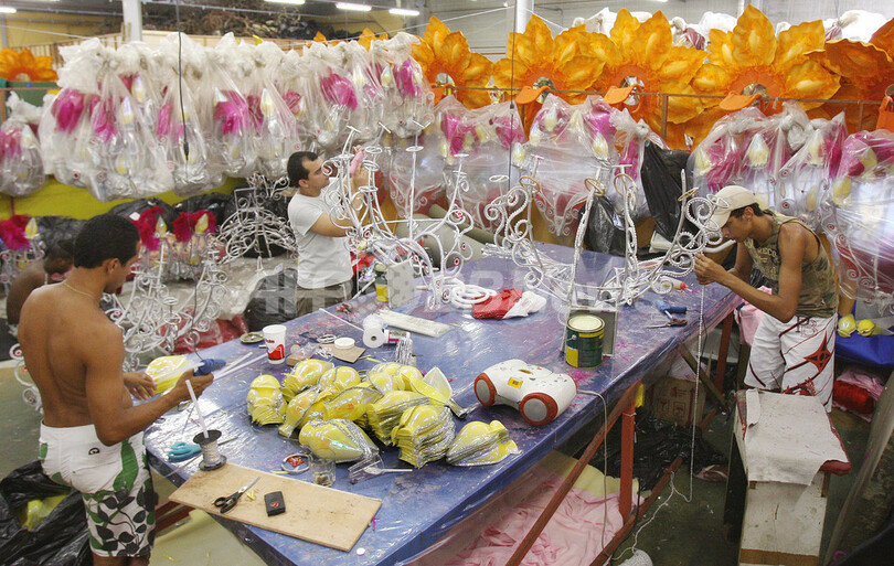 ブラジルで準備好調、サンバカーニバルの山車