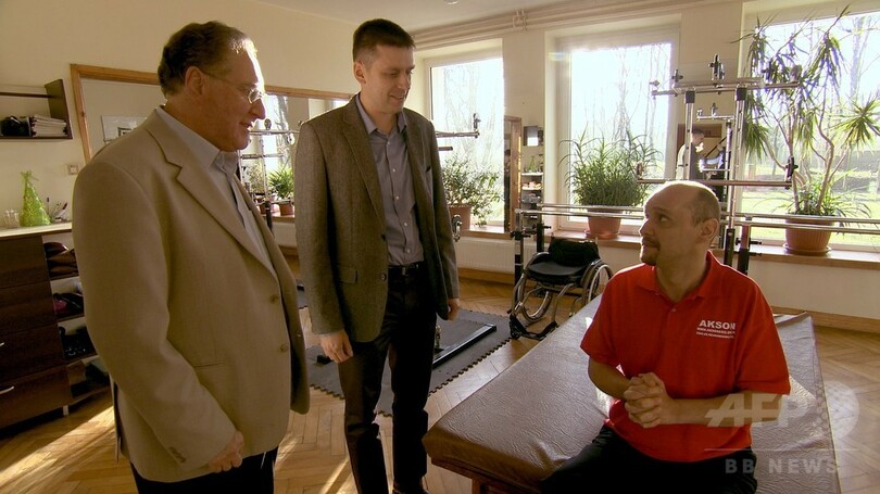 下半身麻痺の男性、再び歩行可能に 鼻から神経細胞移植で