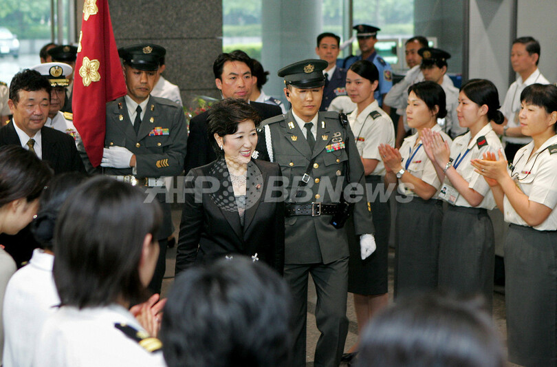 小池新防衛相が就任、安倍首相は正念場