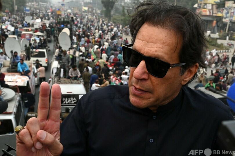 カーン前首相、「暗殺未遂」で負傷 容体は安定 パキスタン