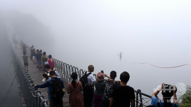 雲海を歩く人は仙人…ではなくスラックライン選手 福建・神仙居
