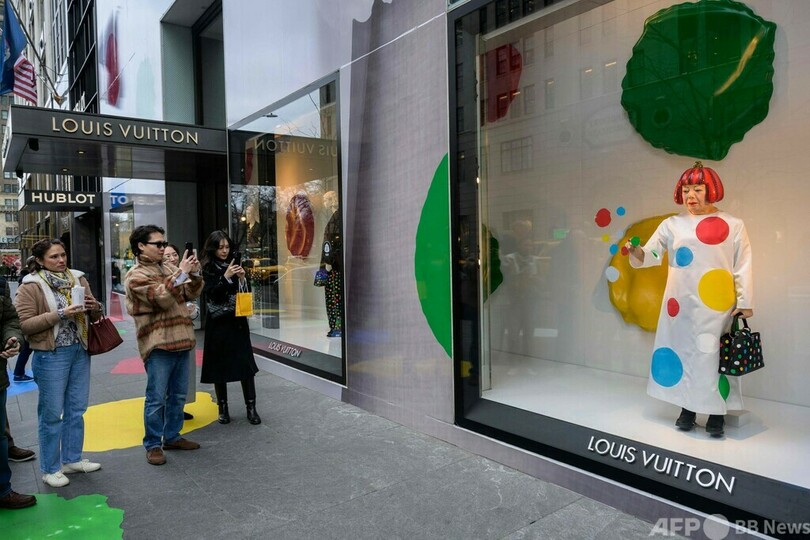 草間彌生氏、ルイ・ヴィトンとコラボ パリに巨大人形