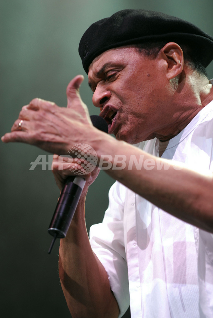 アル・ジャロウ ジョージ・ベンソンと共にパリでコンサート開催