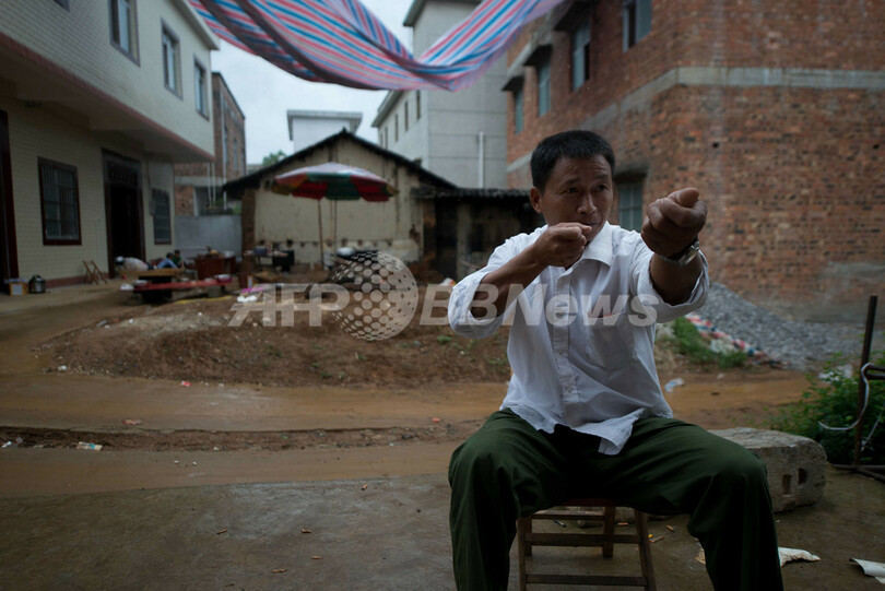 一獲千金求めて、ガーナの金鉱で違法採掘する中国人