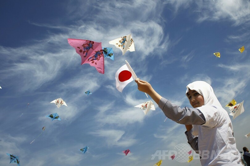 ガザの子どもたち、震災犠牲者追悼のたこ揚げ