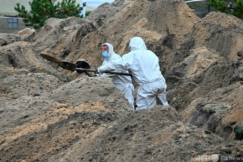 奪還の東部2都市に集団墓地、民間人の遺体多数 ウクライナ