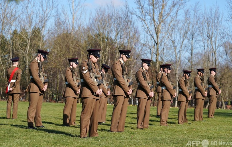 歩いて多額寄付、英退役軍人「トム大尉」と最後の別れ