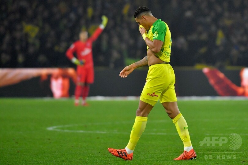 仏リーグで主審が暴挙、もつれあった選手に蹴りを入れて退場処分に