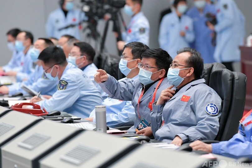 月の土壌を採取 中国探査機、地球に帰還へ