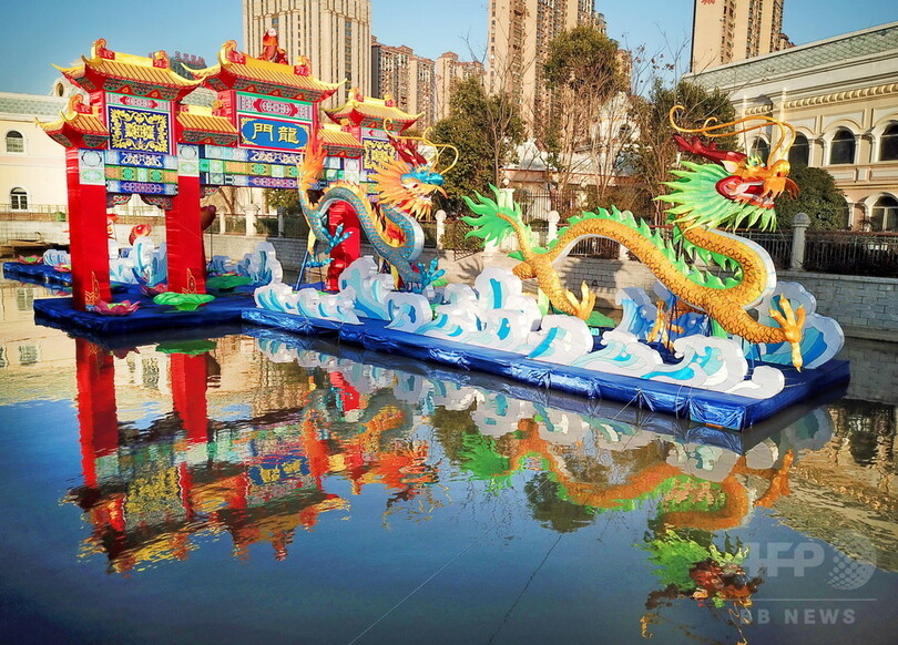 春節に向けてイルミネーションの準備　中国・江蘇省