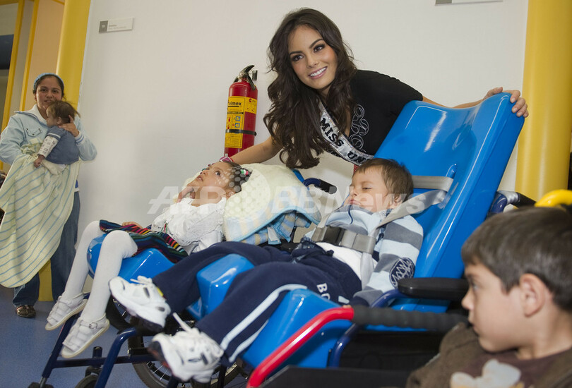 ミス・ユニバースが初仕事、母国メキシコの児童福祉施設を訪問