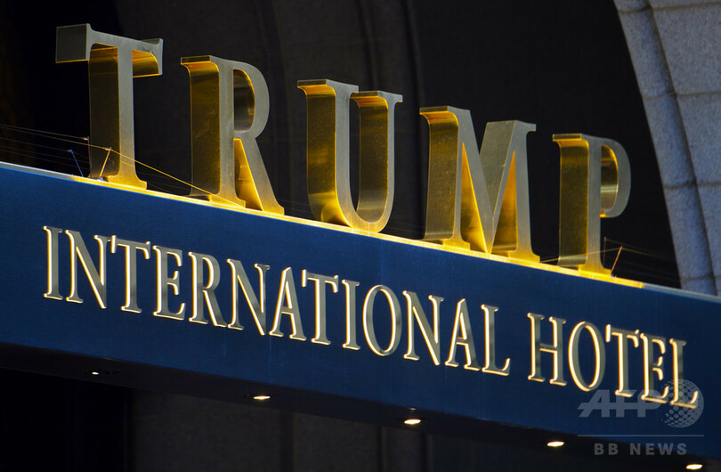 トランプ氏ホテルに「肥だめ」の文字浮かび上がる、抗議の投影