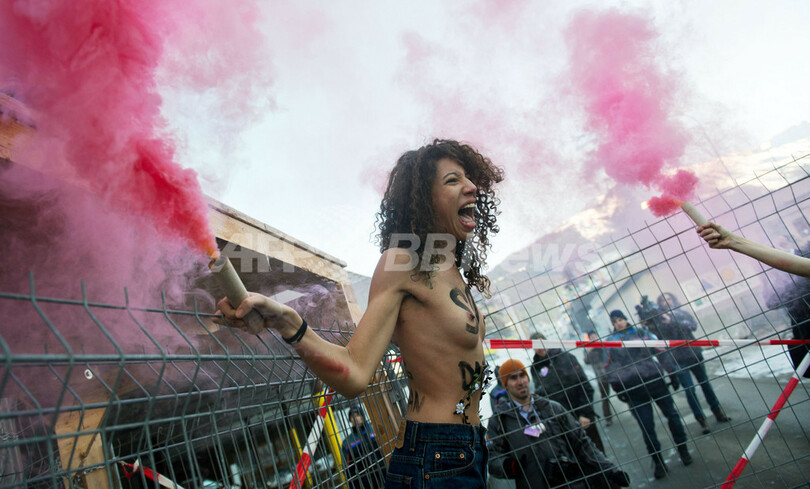 トップレスの女性権利団体FEMEN、ダボス会議にも抗議