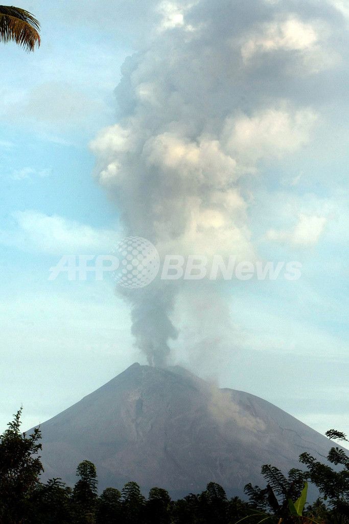インドネシア・スラウェシ島のソプタン山噴火、警戒レベル引き上げ