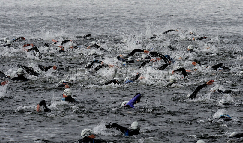 英国・湖水地方で1万人が遠泳、水しぶきも壮観！