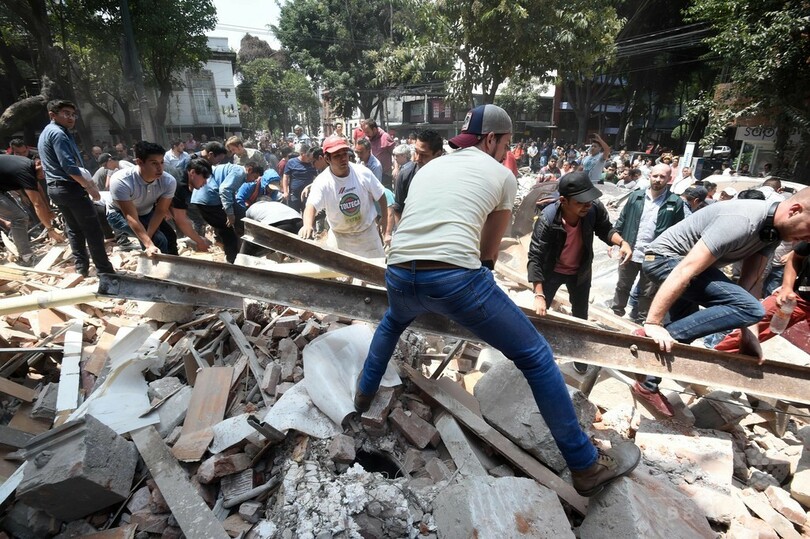 メキシコでM7.1の地震 100人超死亡、首都で複数の建物崩壊