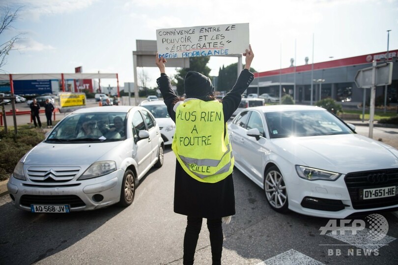 黄ベスト運動デモ隊、高級百貨店のフロアを占拠 仏パリ