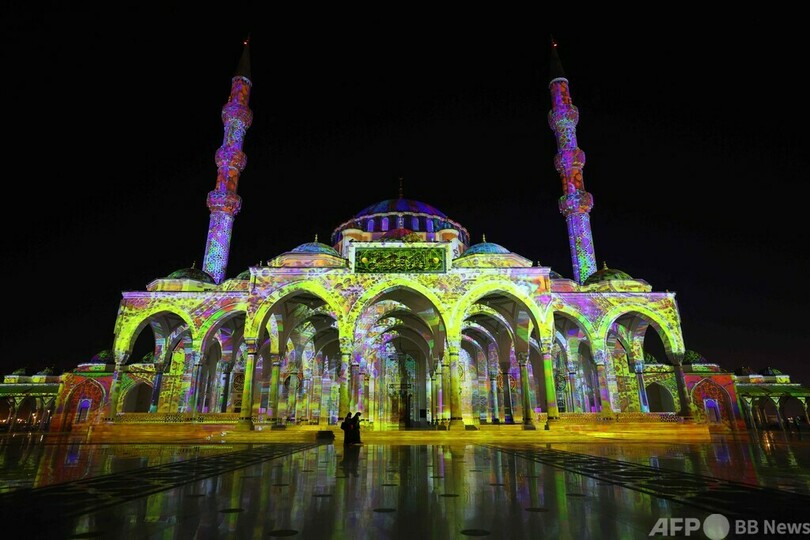 UAEで光の祭典 モスクや講堂をライトアップ