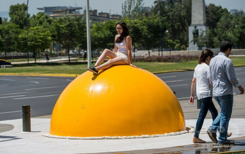 空から卵が落ちてきた？ チリ首都