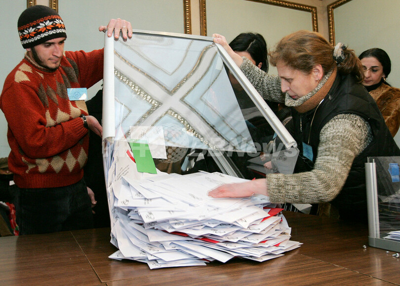 グルジア大統領選、サーカシビリ勝利濃厚に野党抗議