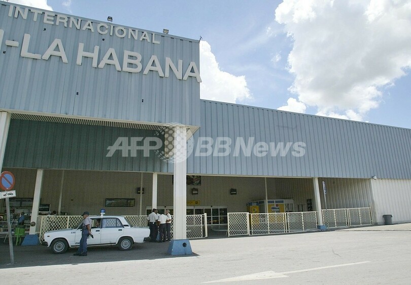 空港で警察と脱走兵が銃撃戦 - キューバ