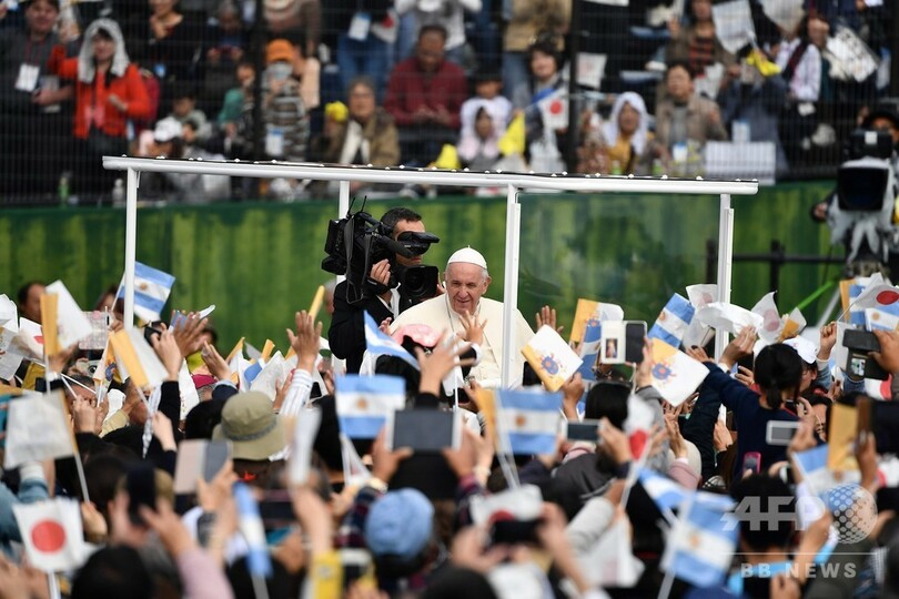 長崎訪問のフランシスコ教皇、野球場でミサ 3万人参列