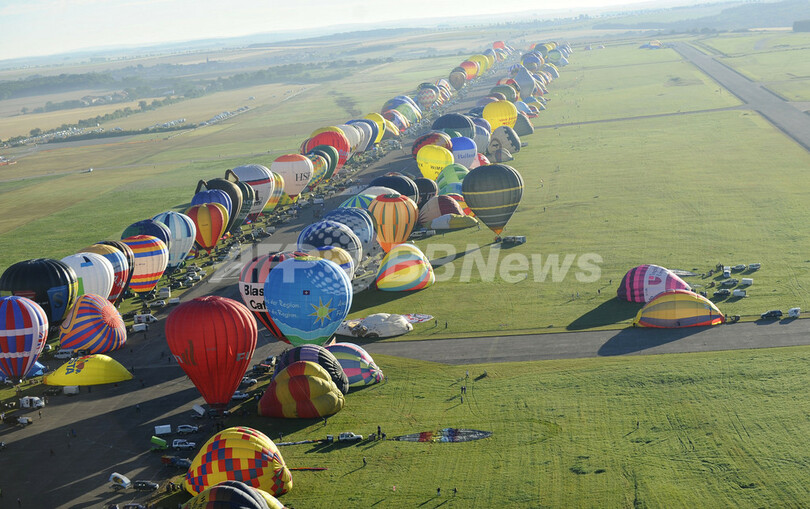 フランス熱気球大会で2つの世界記録、408機同時飛行など