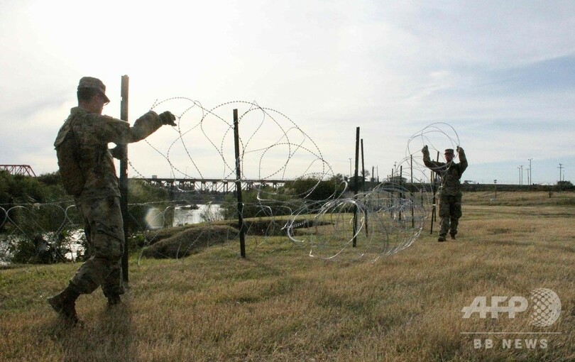 メキシコ国境の米兵、移民には警棒のみで対応 米国防長官
