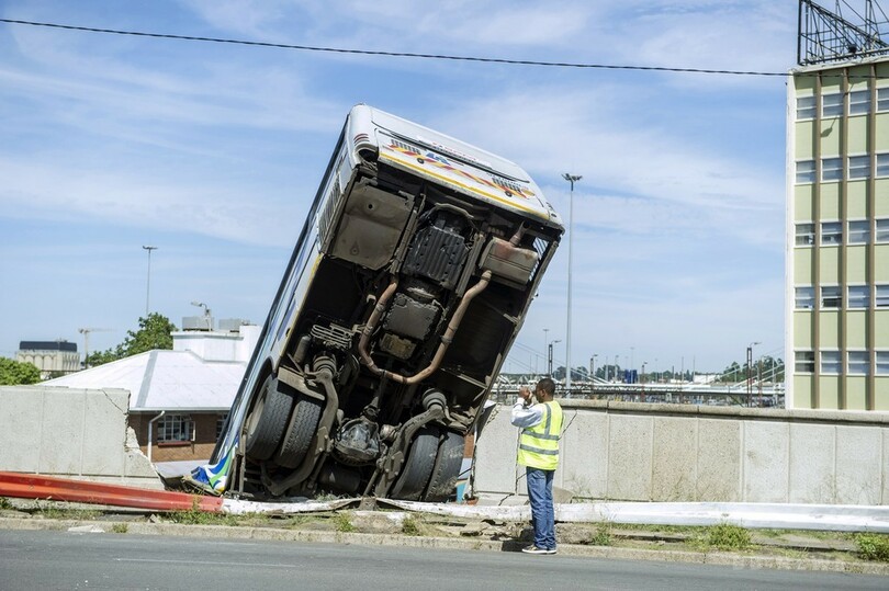 高架道路からバス転落、南アフリカ