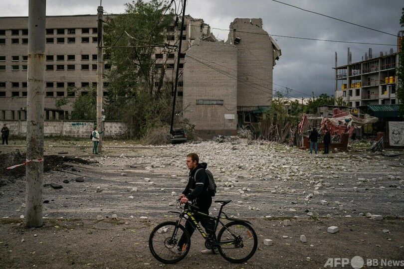 ウクライナ兵、休暇中に自宅がミサイル被害 片付けて前線に