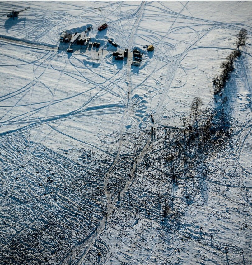 ロシア機墜落、降り積もる雪の中で現場検証続く