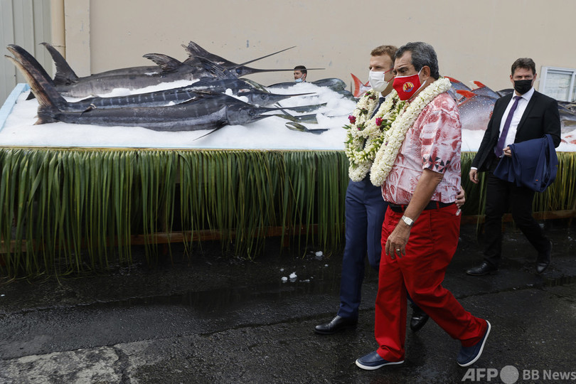 【今日の1枚】メカジキにのみ込まれる？ ポリネシア訪問のマクロン氏