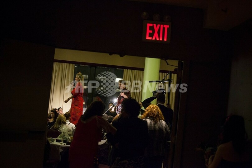 米NYで犬のファッションショー