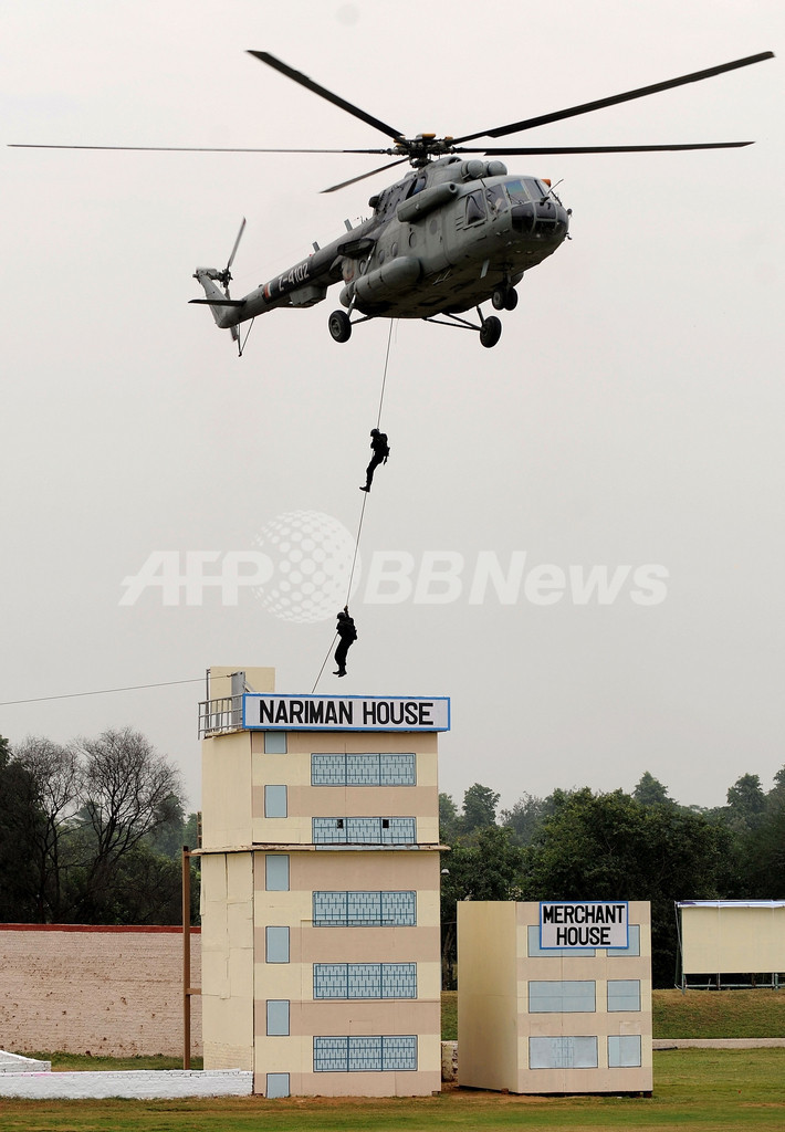 インド国家治安警備隊、記念式典で過酷すぎるトレーニング披露
