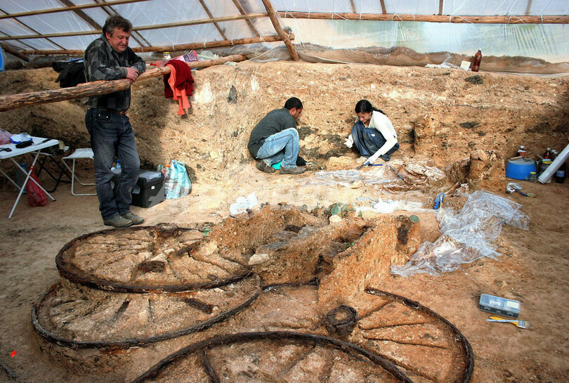 2世紀の青銅馬車、ブルガリアで出土 古代トラキア人の埋葬塚から