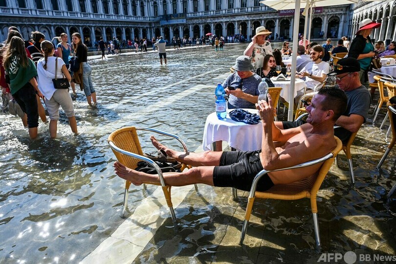 高潮でサンマルコ広場が冠水 ベネチア