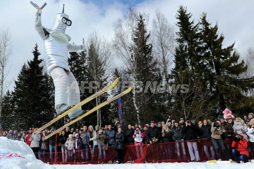 仮装で冷水にドボン！ベラルーシのお笑いスキー大会