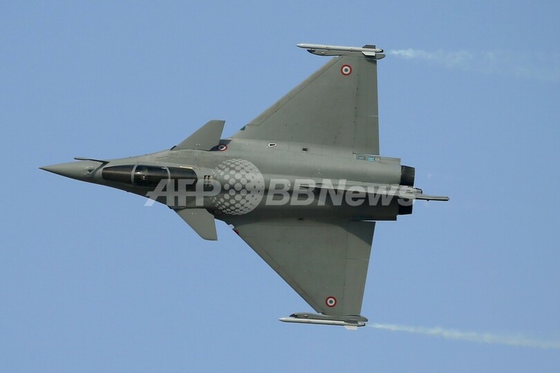 アクロバット飛行チームが妙技を披露、ドバイ航空ショー