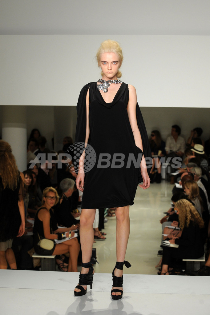 ＜10年春夏ＮＹコレクション＞ヴェラ・ウォン、新作を発表