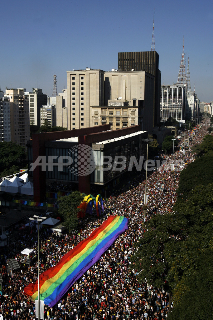 サンパウロのゲイ・パレードに300万人が参加
